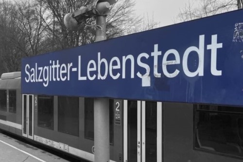 Bahnhofsschild Salzgitter-Lebenstedt
